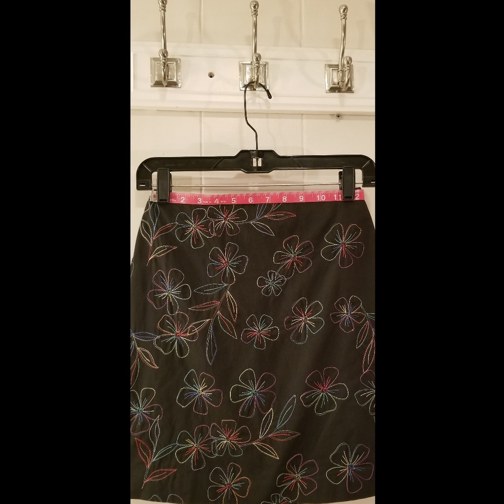 Embroidered Floral Motif Skirt ( Vintage ) EUC